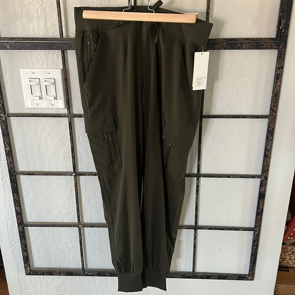 Women’s joggers size small. NWT. Olive green